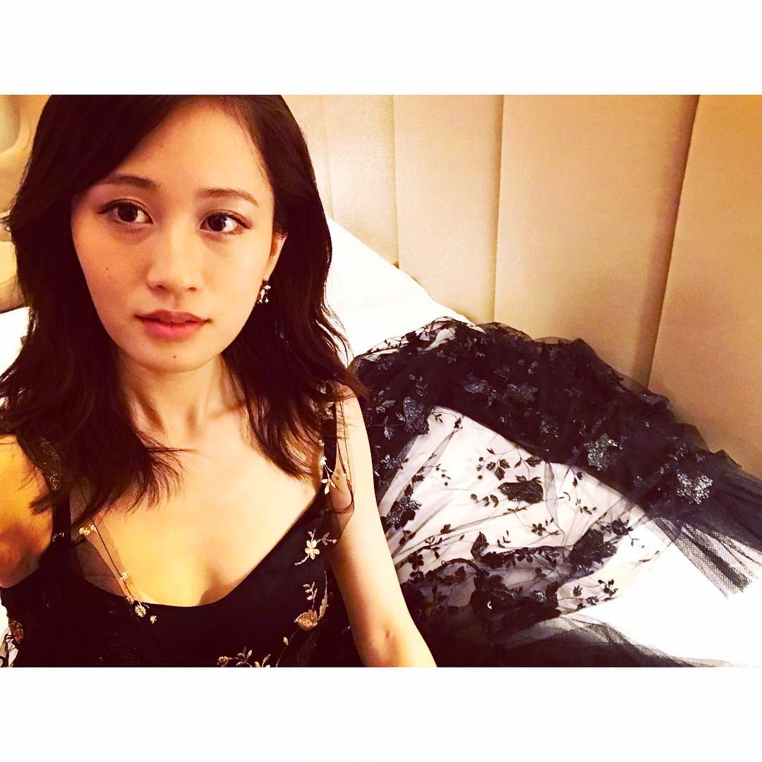 「11th Asian Film Awards」で胸元がセクシーなドレスを着た前田敦子