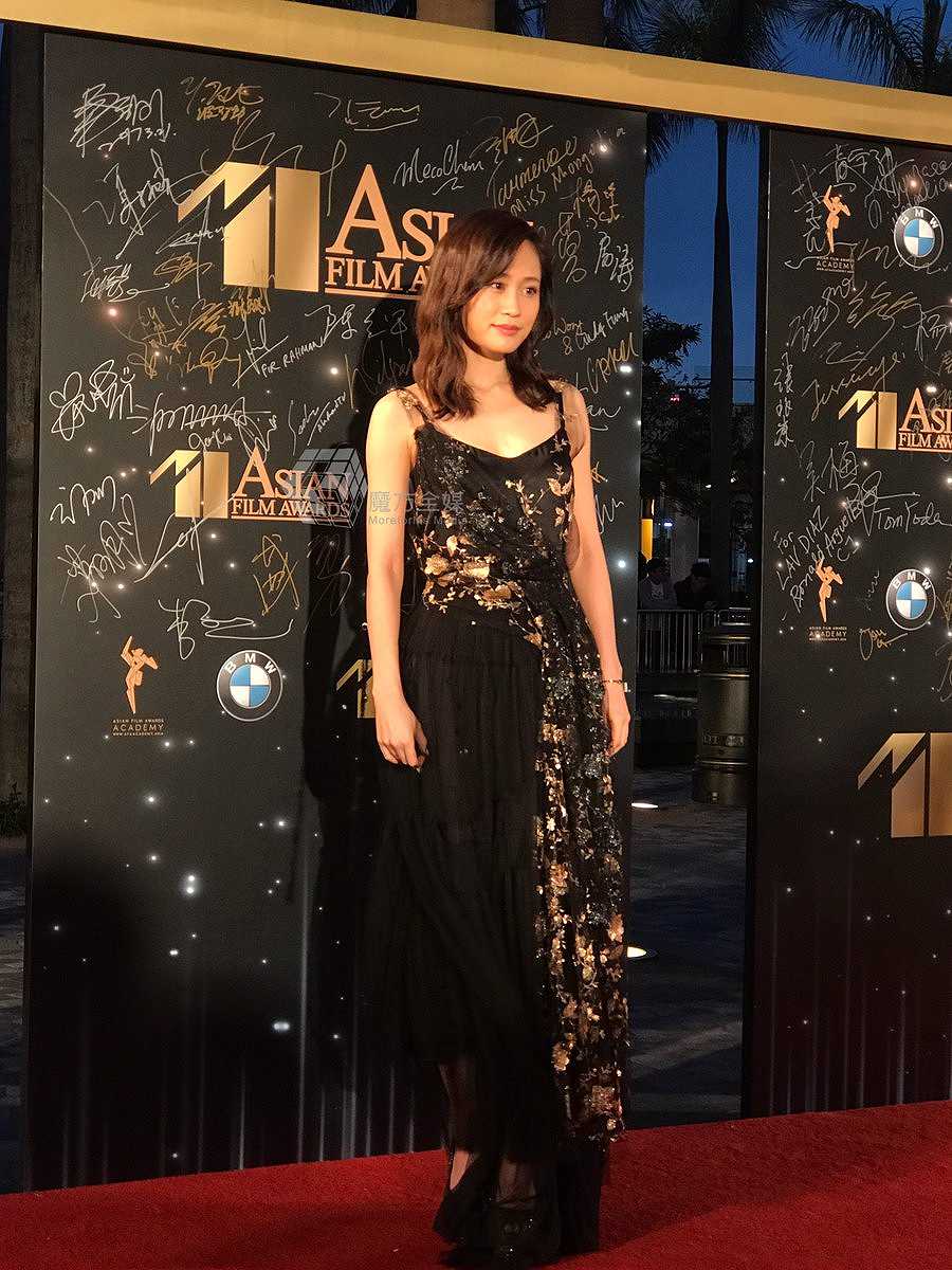 「11th Asian Film Awards」で胸元がセクシーなドレスを着た前田敦子