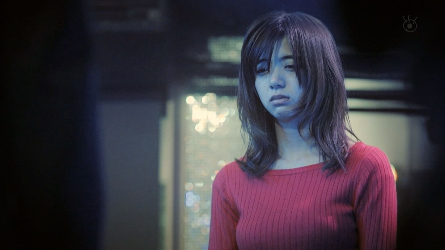 ドラマ「SHIBUYA零丁目」でニットを着た池田エライザの着衣巨乳