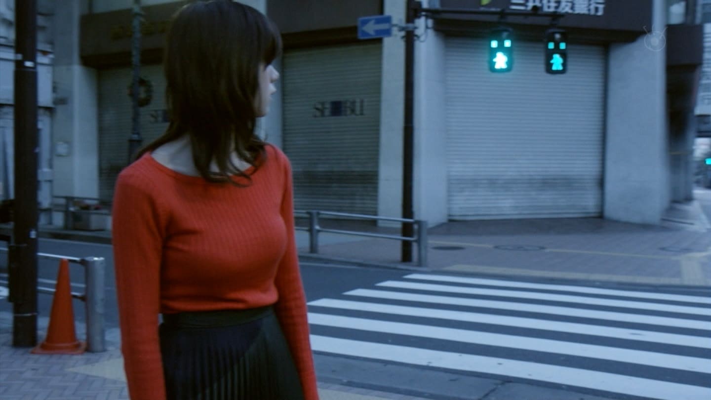 ドラマ「SHIBUYA零丁目」でニットを着た池田エライザの着衣巨乳