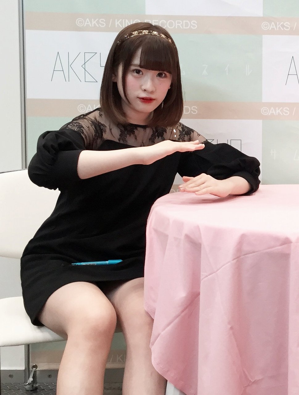 AKB48の写メ会でパンチラしてるアイドル