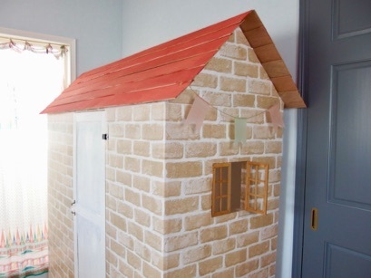 子供部屋に小屋をdiy プラダンとセリアの壁紙シートが簡単プチプラ 奈良で暮らす