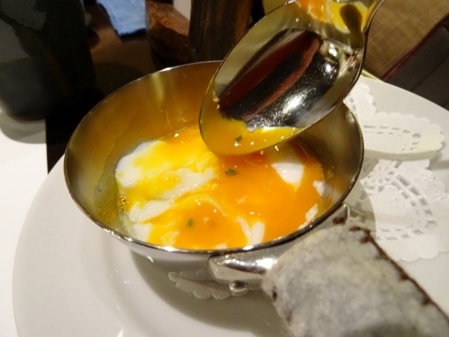 アミタ　ホワイトアスパラガスの生ハムチーズ　温泉卵を崩す