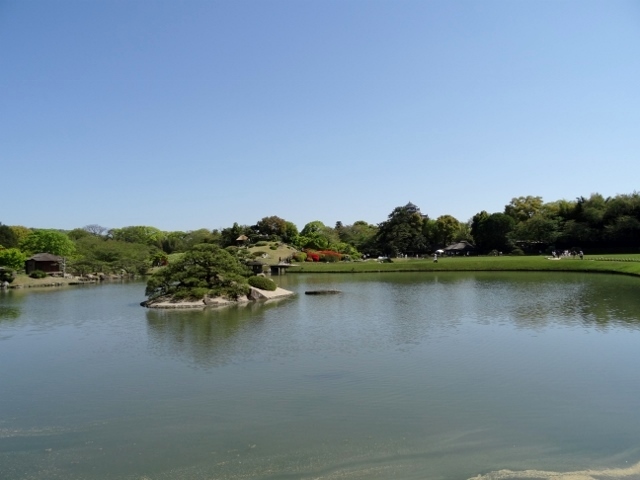 後楽園　池の向こうの岡山城