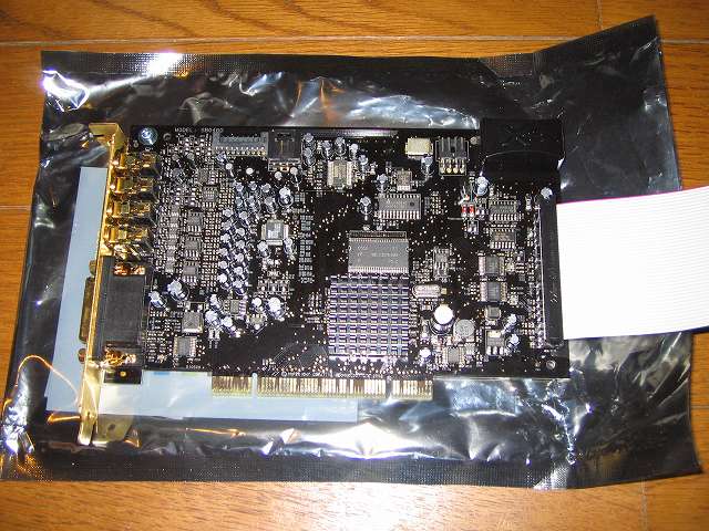 Creative Sound Blaster X-Fi Fatal1ty PCI Card （SB0466） に IDE ケーブルを接続