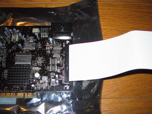 Creative Sound Blaster X-Fi Fatal1ty PCI Card （SB0466） に IDE ケーブルを接続（拡大撮影）