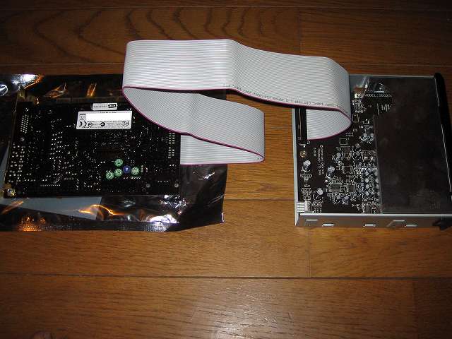 Creative Sound Blaster X-Fi Fatal1ty PCI Card （SB0466） と 5インチ I/O ドライブを IDE ケーブルで接続した状態