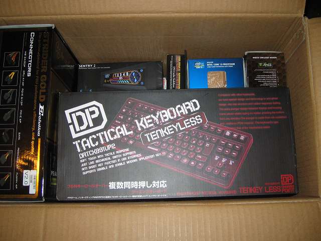 キーボードの外箱（Dharma Tactical keyboard DRTCKB91UP2）を収納