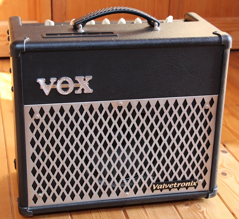 ログハウスでアコギ お得なギターアンプ VOX VT15