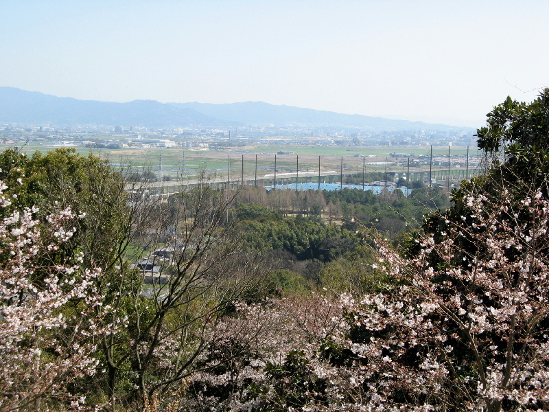 朝日山公園から見た新幹線