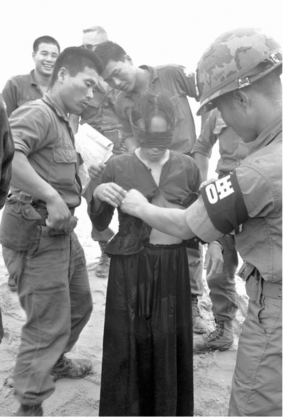 20170422 韓国兵に身体検査されるベトナム人女性