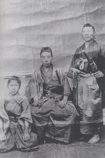 高杉晋作（中央）と伊藤博文（右）（左の少年は三谷国松）