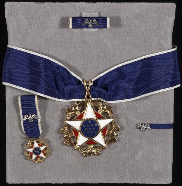 大統領自由勲章（中央）と略綬（制服用（上）とボタンホール用（右））及び夜会服用のミニチュアメダル（左）