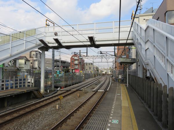 新井薬師前駅ホーム端から西武新宿方面を見る。線路の位置は以前と比べて南（右）寄せられている。
