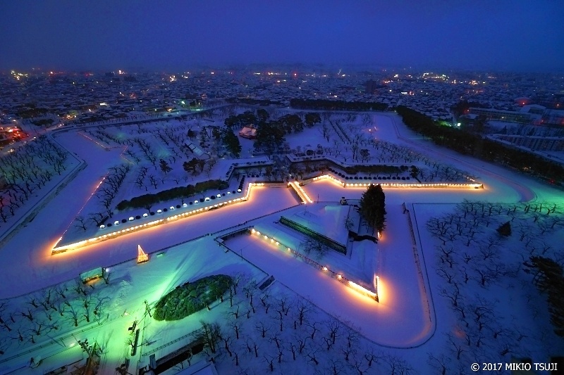 絶景探しの旅 - 0134 夜の雪の大地に浮かび上がる巨大星 五稜郭 （北海道 函館市）