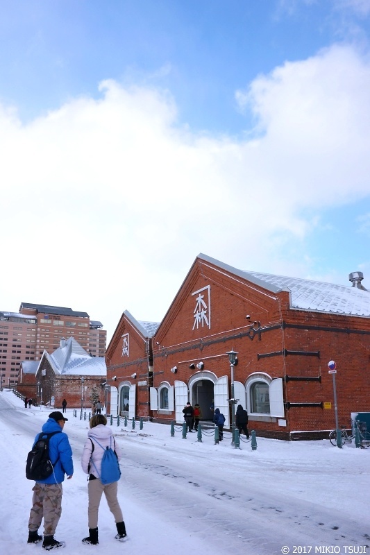 0136 吹雪が一瞬止んだ雪の金森赤レンガ倉庫 （北海道 函館市）