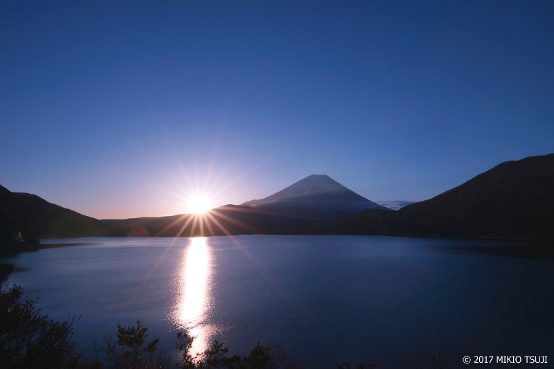 絶景探しの旅 - 0138  日の出輝く富士山と本栖湖 （山梨県 身延町）