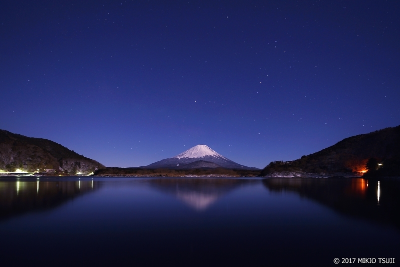 0143 満月の光を浴びる精進湖からの富士山 （山梨県 富士河口湖町）　