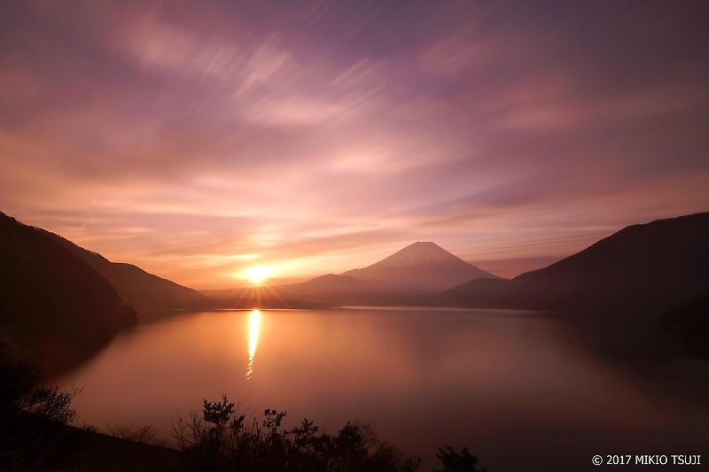 絶景探しの旅 - 150 朝霞の日の出 富士山と本栖湖（山梨県 身延町）